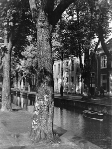 361180 Gezicht op de Oudegracht te Utrecht, met enkele huizen aan de Twijnstraat aan de Werf.